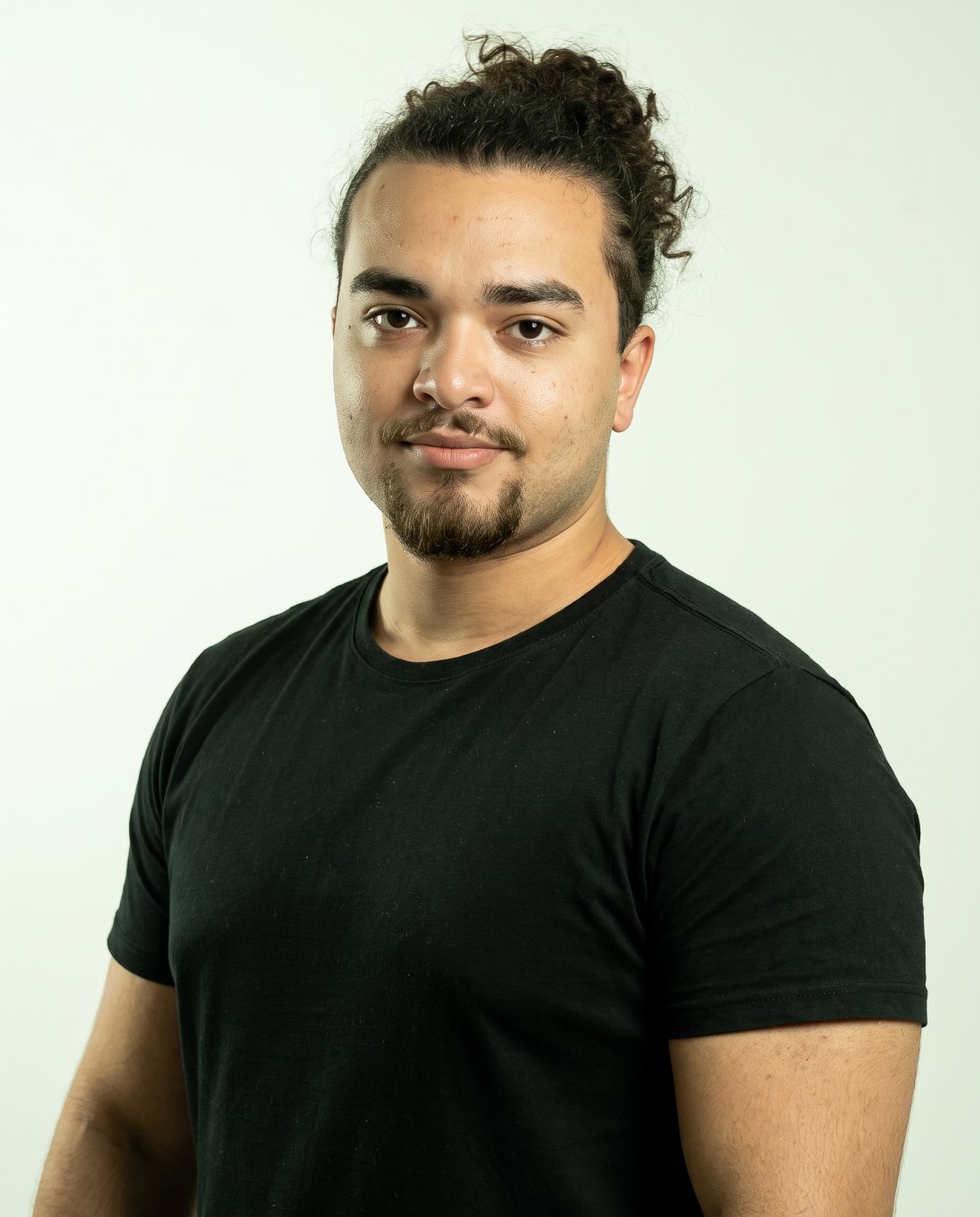 Paulo Henrique, de camiseta preta, em fundo claro